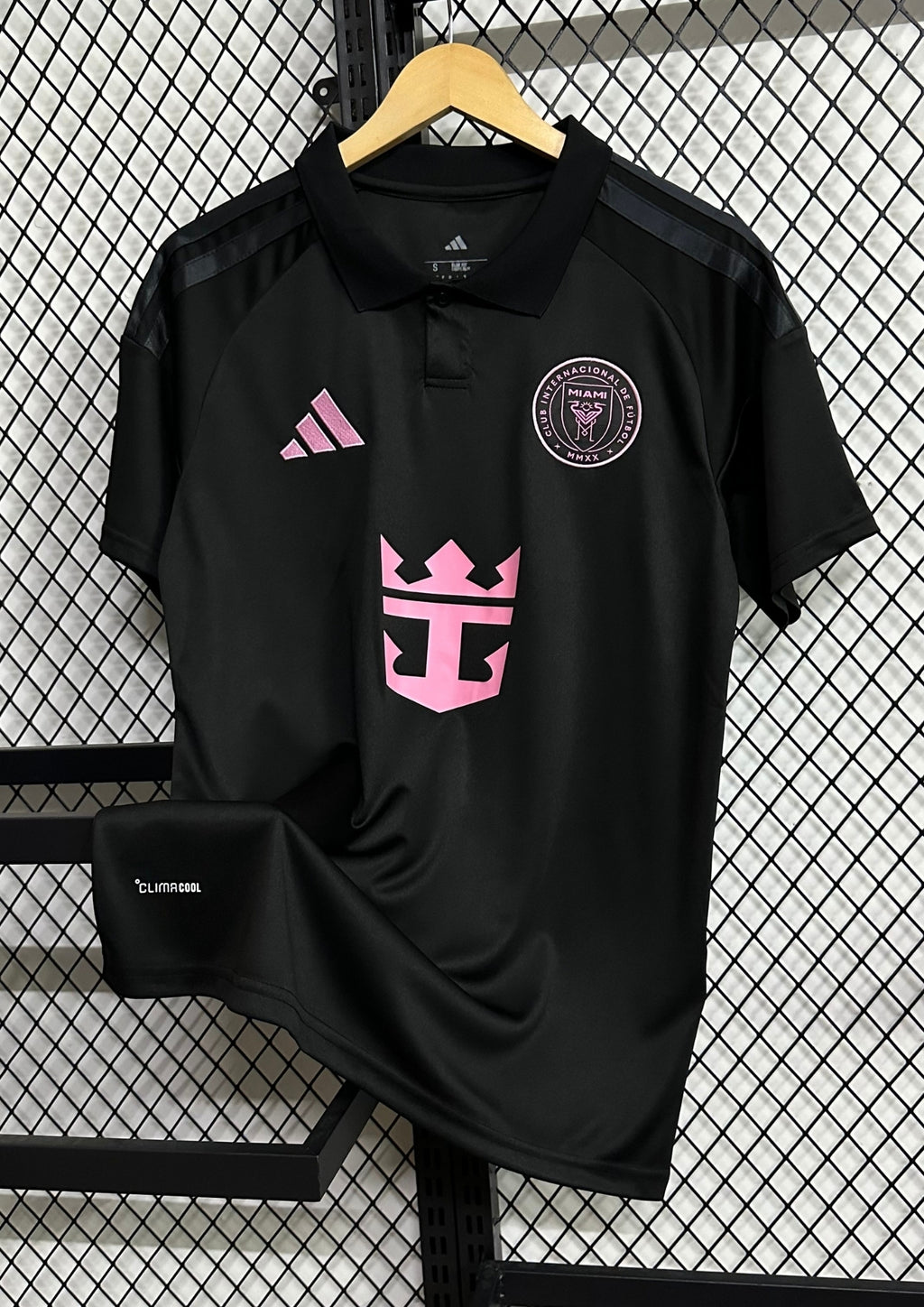 Inter Miami CF : Maillot Away 24/25 – Noir avec détails Rose (logos et sponsor) et col polo GoalKits