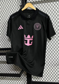 Inter Miami CF : Maillot Away 24/25 – Noir avec détails Rose (logos et sponsor) et col polo GoalKits
