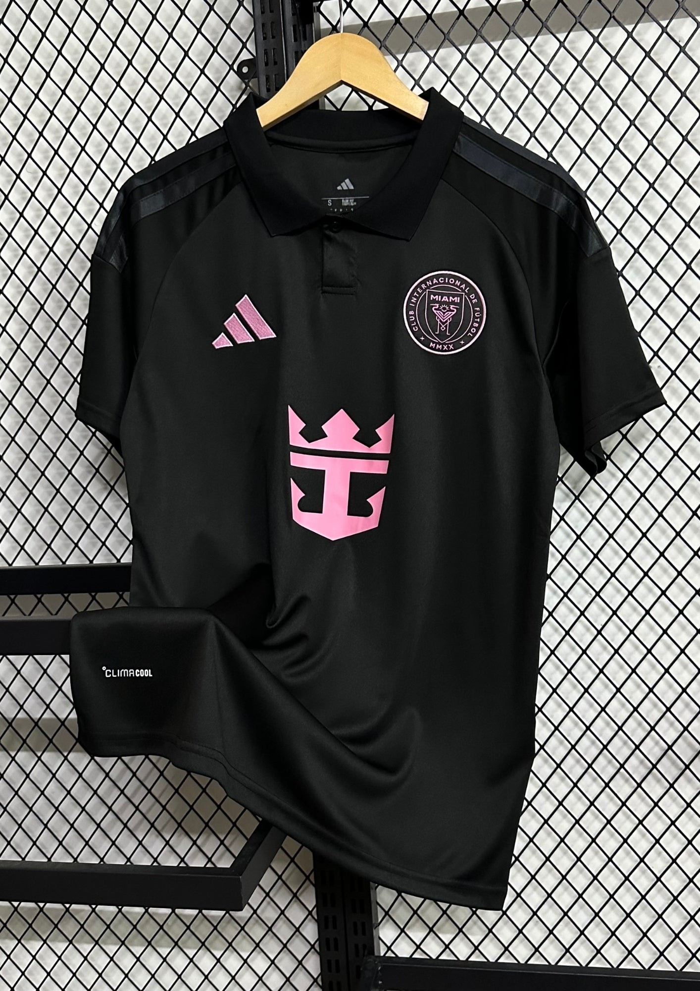 Inter Miami CF : Maillot Away 24/25 – Noir avec détails Rose (logos et sponsor) et col polo GoalKits