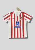 Atlético de Madrid Domicile (2024/25) : Le design classique à rayures verticales rouges et blanches. GoalKits