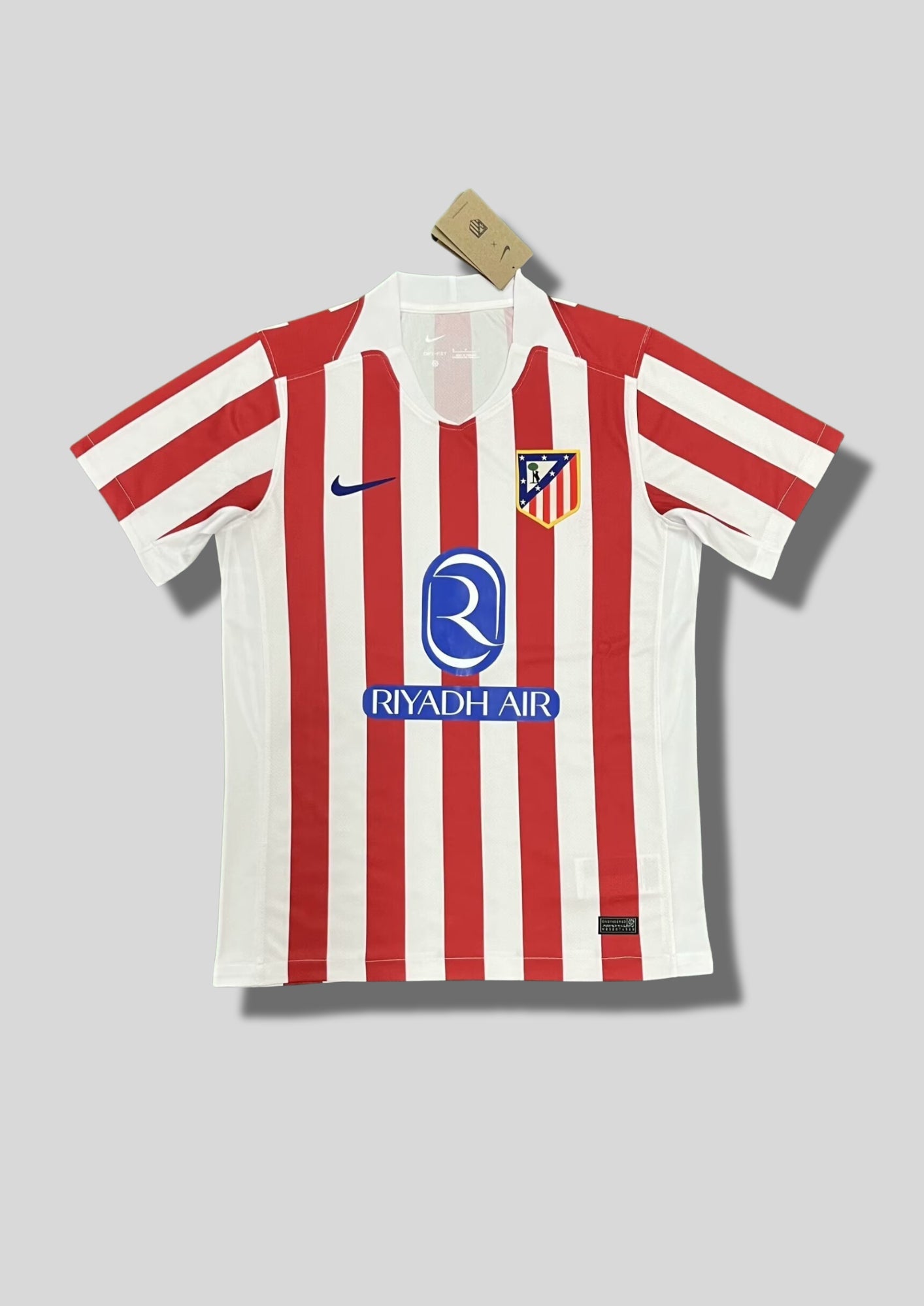Atlético de Madrid Domicile (2024/25) : Le design classique à rayures verticales rouges et blanches. GoalKits