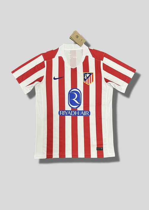 Atlético de Madrid Domicile (2024/25) : Le design classique à rayures verticales rouges et blanches. GoalKits