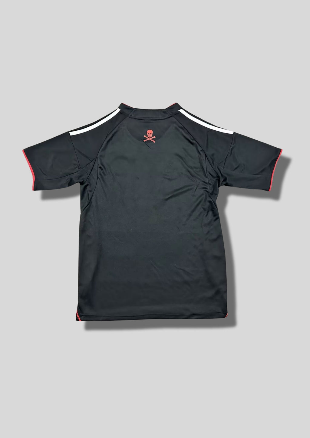 Orlando Pirates Home 24/25 : Noir avec de fines bordures rouges le long des panneaux latéraux et des manches, et le sponsor "vodacom" au centre. GoalKits
