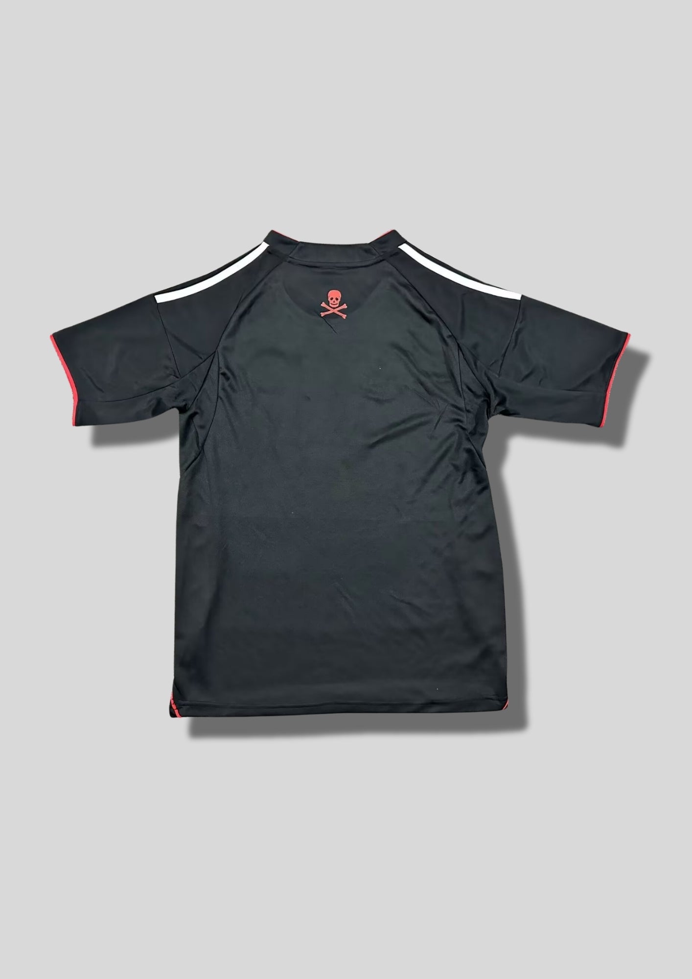 Orlando Pirates Home 24/25 : Noir avec de fines bordures rouges le long des panneaux latéraux et des manches, et le sponsor "vodacom" au centre. GoalKits