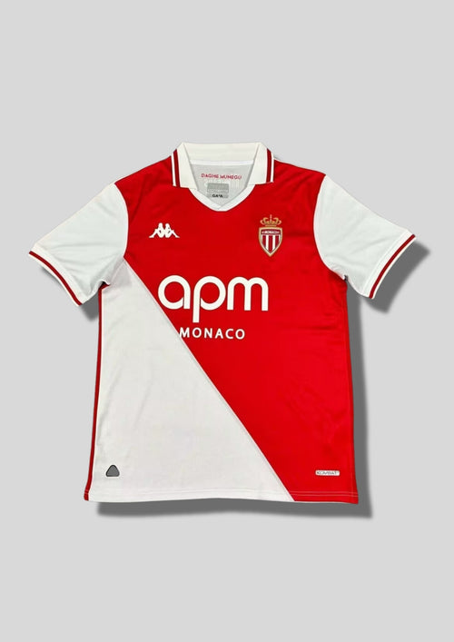 AS Monaco domicile 2024-2025 : maillot Kappa avec le design emblématique en diagonale rouge et blanc, col polo blanc à liserés rouges et sponsor apm MONACO. GoalKits
