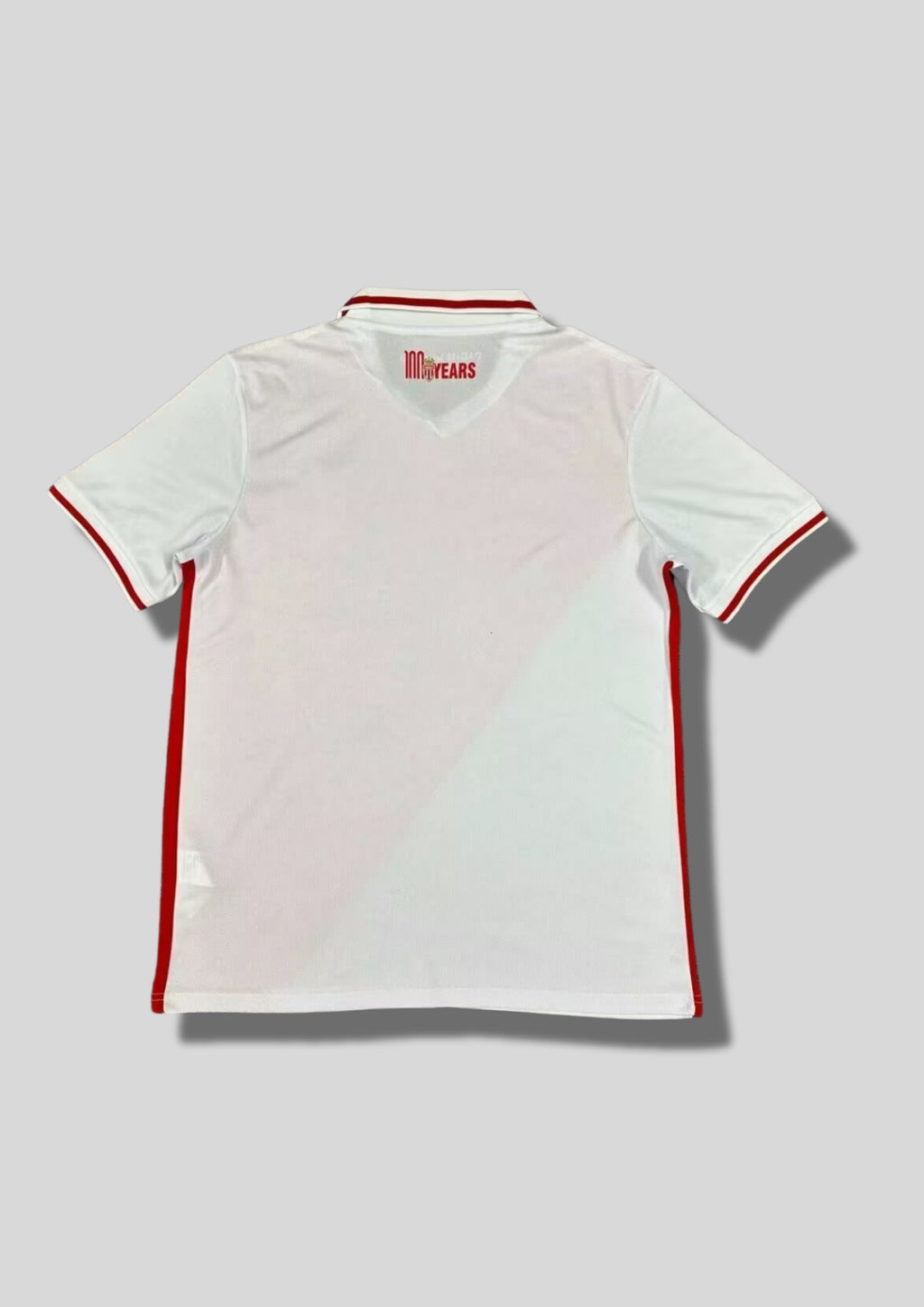 AS Monaco domicile 2024-2025 : maillot Kappa avec le design emblématique en diagonale rouge et blanc, col polo blanc à liserés rouges et sponsor apm MONACO. GoalKits