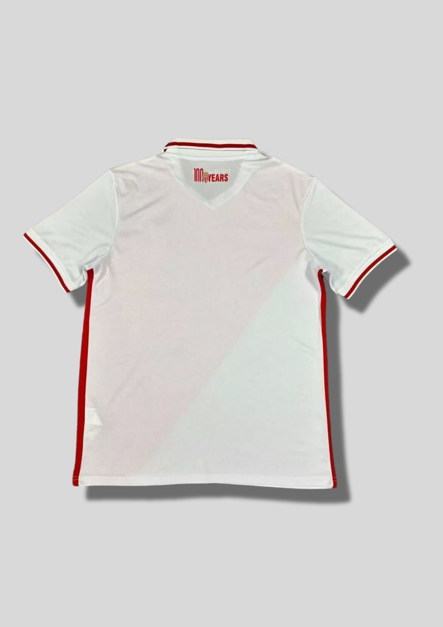 AS Monaco domicile 2024-2025 : maillot Kappa avec le design emblématique en diagonale rouge et blanc, col polo blanc à liserés rouges et sponsor apm MONACO. GoalKits