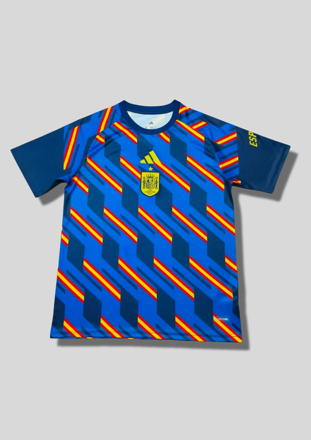spagne 2024 (Pre-Match) Bleu, motif géométrique "M" tricolore, logo central jaune. GoalKits