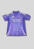 Orlando City SC Pre-Match 24/25 : Violet avec des motifs graphiques texturés en dégradé de pixels et le sponsor "ORLANDO HEALTH". GoalKits