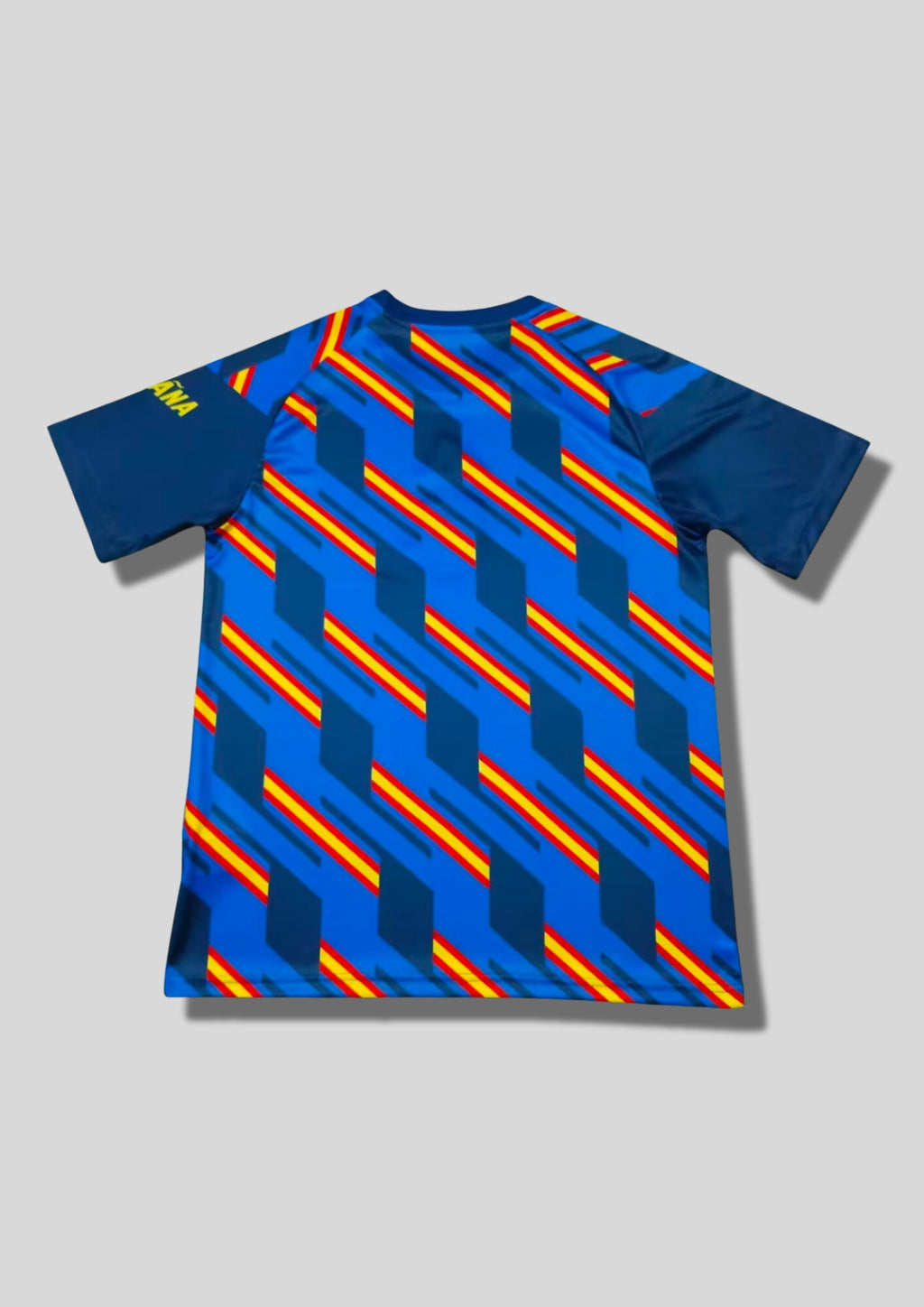 spagne 2024 (Pre-Match) Bleu, motif géométrique "M" tricolore, logo central jaune. GoalKits