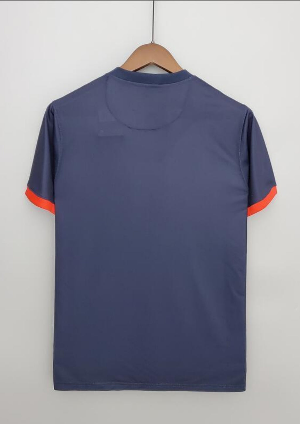 Paris Saint-Germain domicile 2012-2013 : maillot bleu marine avec un large bloc central bicolore blanc sur le haut et rouge sur le bas, liserés rouges aux manches et sponsor Fly Emirates. GoalKits