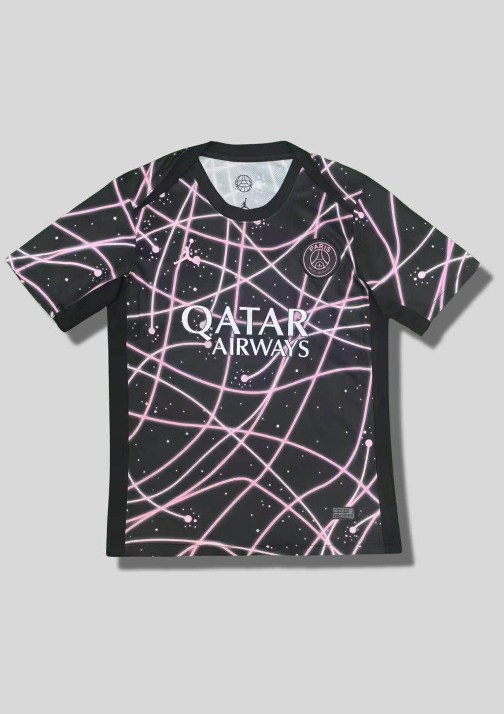 Paris Saint-Germain noir "Galaxie" rose : maillot noir avec un motif de lignes roses entrelacées façon orbites et poussière d'étoiles, logo Jordan et sponsor Qatar Airways blancs. GoalKits