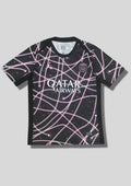 Paris Saint-Germain noir "Galaxie" rose : maillot noir avec un motif de lignes roses entrelacées façon orbites et poussière d'étoiles, logo Jordan et sponsor Qatar Airways blancs. GoalKits