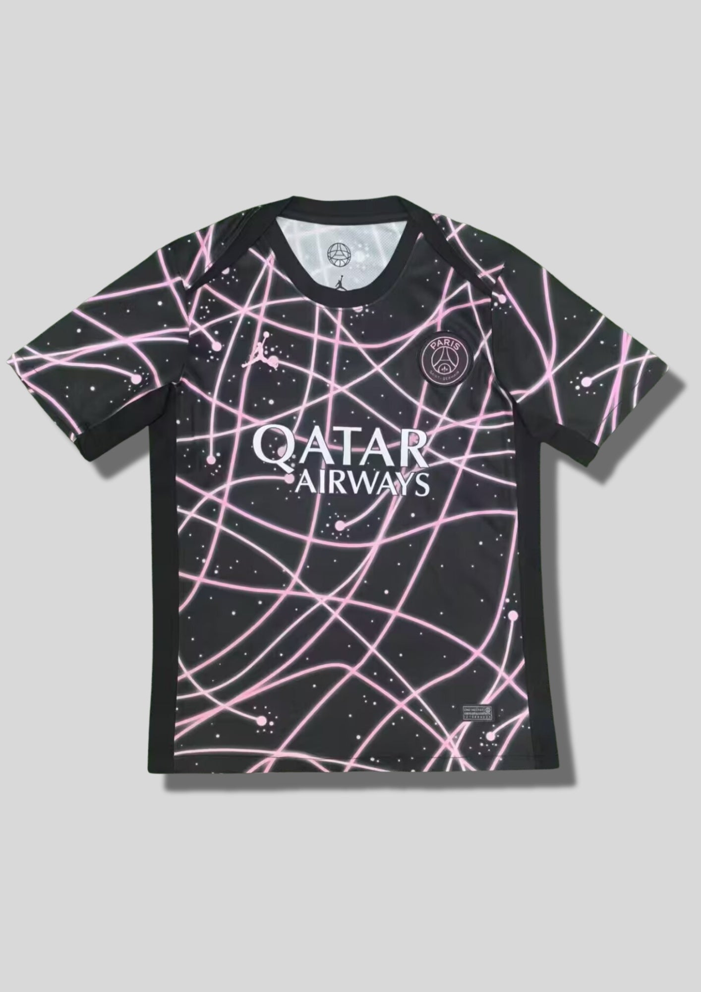 Paris Saint-Germain noir "Galaxie" rose : maillot noir avec un motif de lignes roses entrelacées façon orbites et poussière d'étoiles, logo Jordan et sponsor Qatar Airways blancs. GoalKits