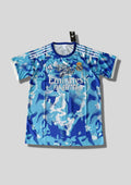 Maillot d'entraînement / Édition Spéciale – Camouflage bleu et blanc avec logo "Real Madrid" style graffiti sur la poitrine. GoalKits