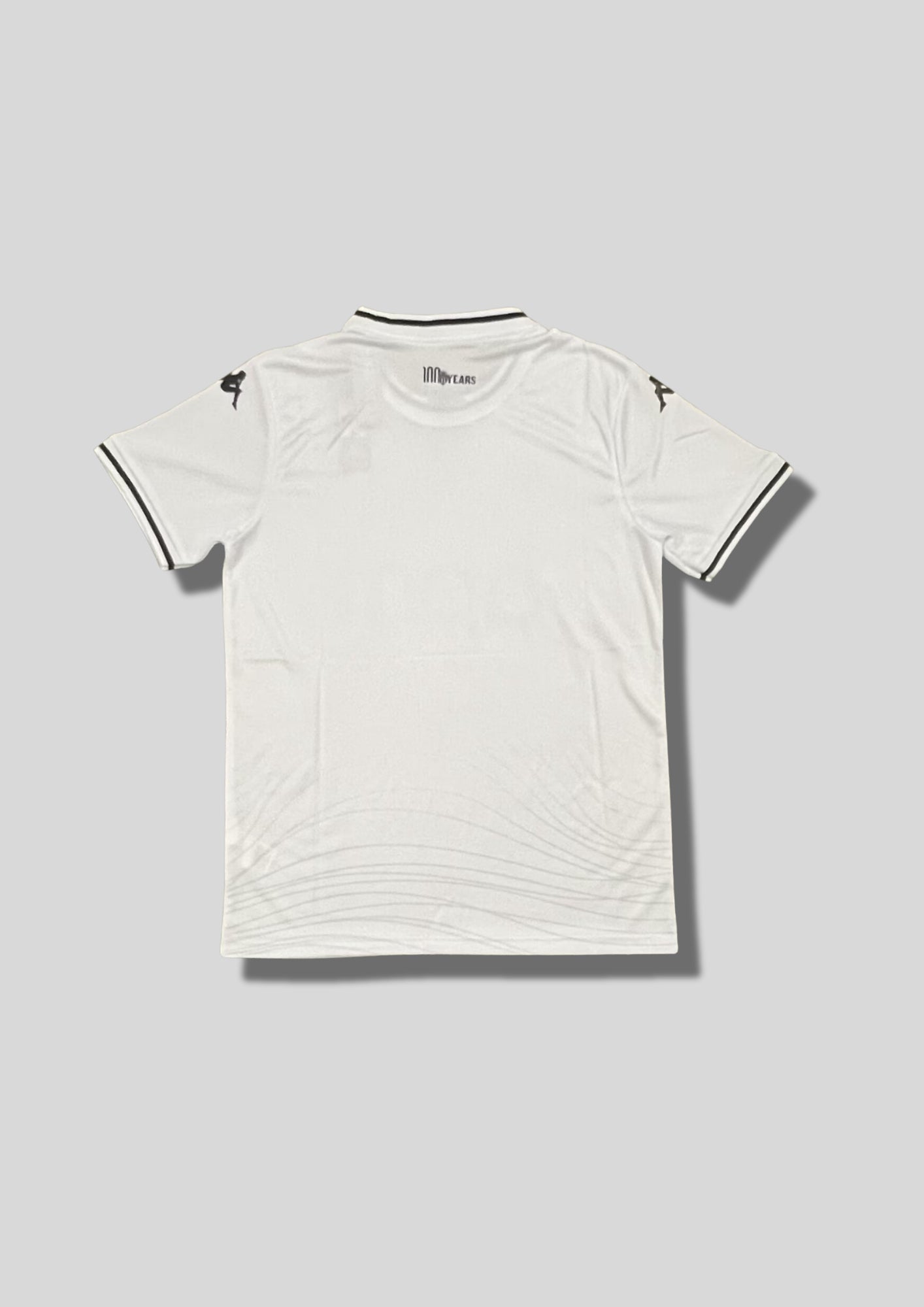 AS Monaco "Third" 2024-2025 : maillot blanc immaculé avec des motifs ondulés gris clair sur le bas du torse, logos et sponsor apm MONACO en noir. GoalKits