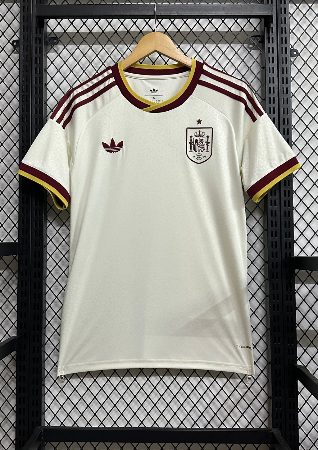 🇪🇸 Espagne 2024 (Extérieur) Blanc cassé, détails bordeaux et jaune, logo Adidas Trefoil, motifs floraux discrets. GoalKits