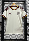🇪🇸 Espagne 2024 (Extérieur) Blanc cassé, détails bordeaux et jaune, logo Adidas Trefoil, motifs floraux discrets. GoalKits