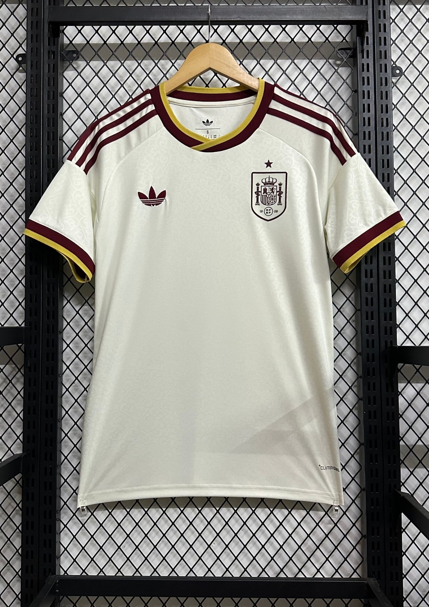 🇪🇸 Espagne 2024 (Extérieur) Blanc cassé, détails bordeaux et jaune, logo Adidas Trefoil, motifs floraux discrets. GoalKits