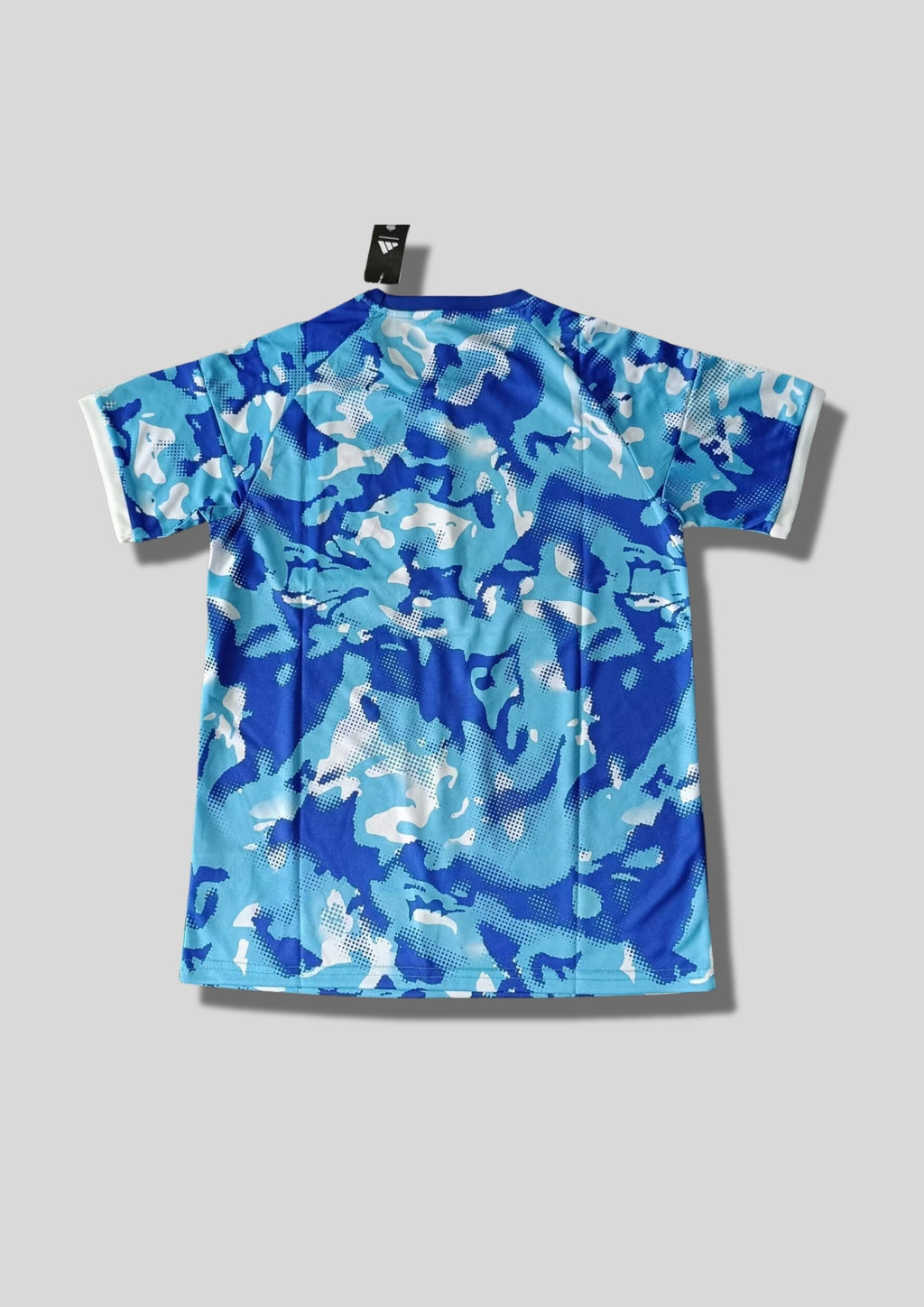 Maillot d'entraînement / Édition Spéciale – Camouflage bleu et blanc avec logo "Real Madrid" style graffiti sur la poitrine. GoalKits