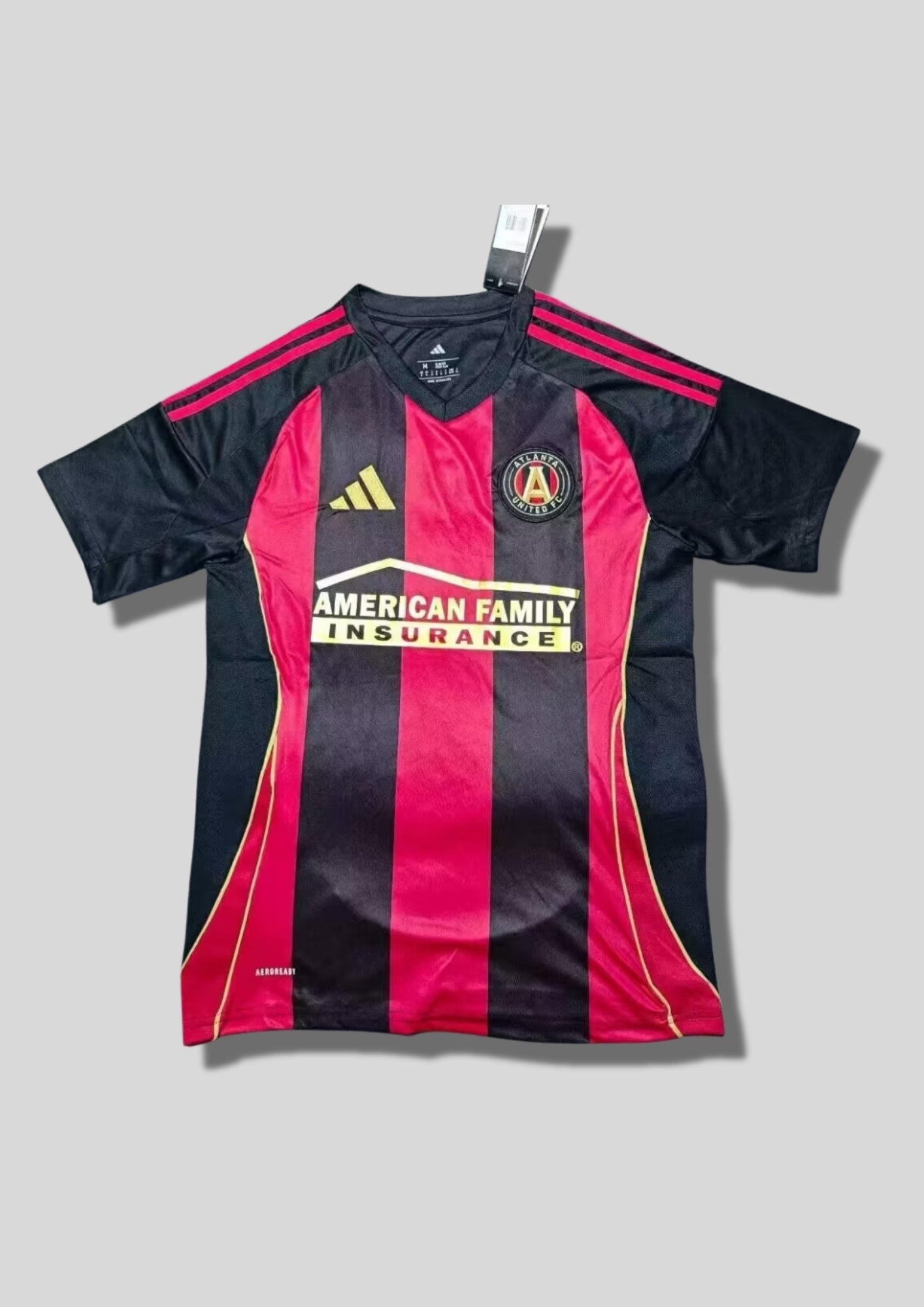 Columbus Crew Home 24/25 : Jaune vif avec un motif géométrique de losanges ton sur ton et des accents noirs sur le col et les manches. GoalKits