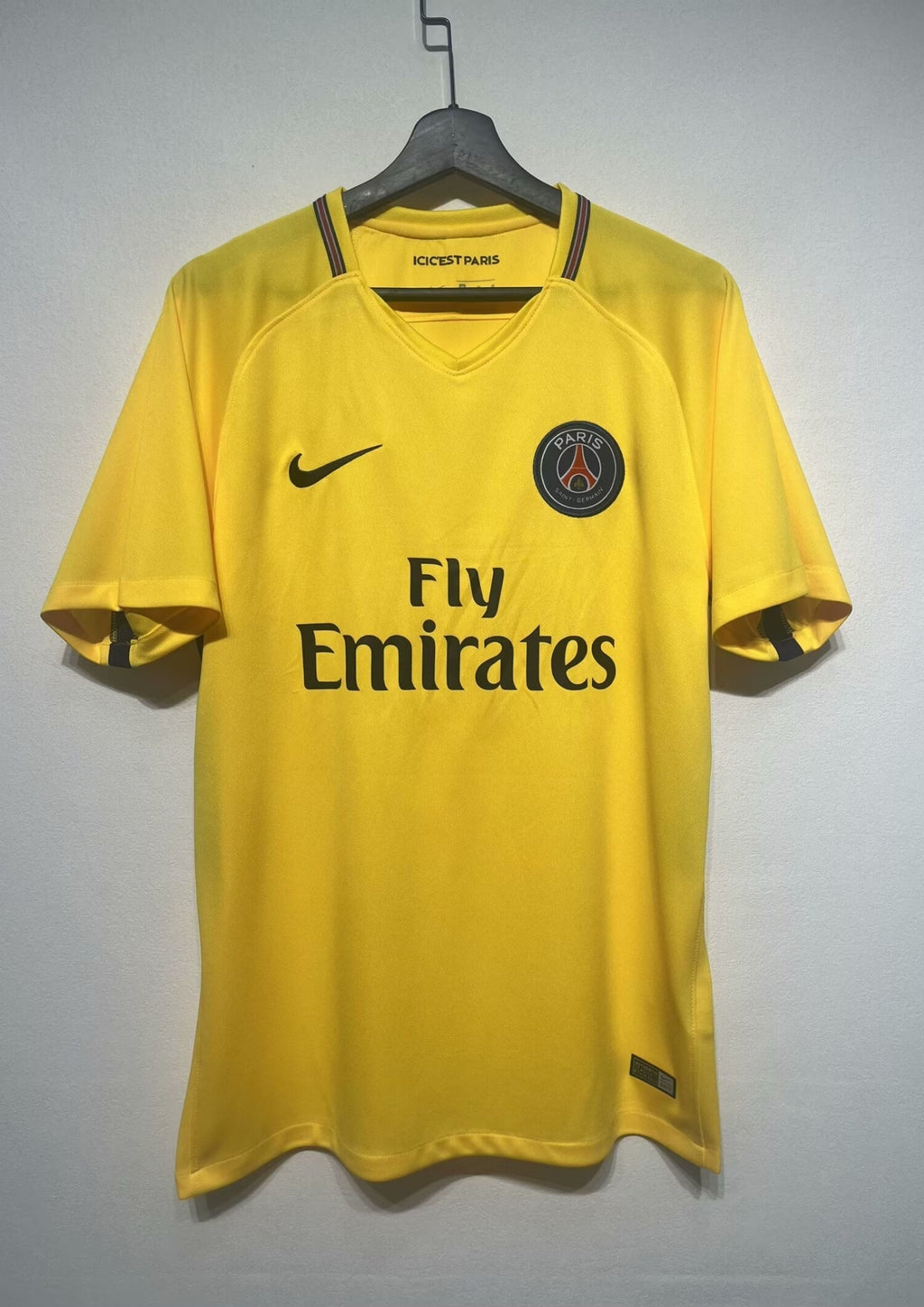 Paris Saint-Germain jaune extérieur 2017-2018 : maillot intégralement jaune "brésilien" avec col en V souligné d'un liseré bleu marine, rouge et blanc, sponsor Fly Emirates noir. GoalKits