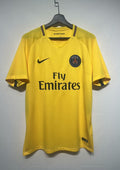 Paris Saint-Germain jaune extérieur 2017-2018 : maillot intégralement jaune "brésilien" avec col en V souligné d'un liseré bleu marine, rouge et blanc, sponsor Fly Emirates noir. GoalKits