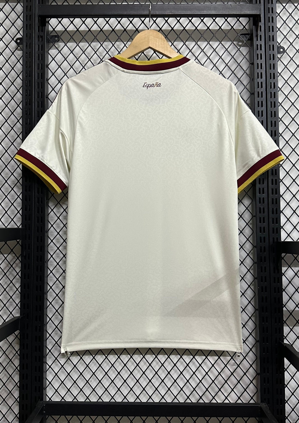🇪🇸 Espagne 2024 (Extérieur) Blanc cassé, détails bordeaux et jaune, logo Adidas Trefoil, motifs floraux discrets. GoalKits