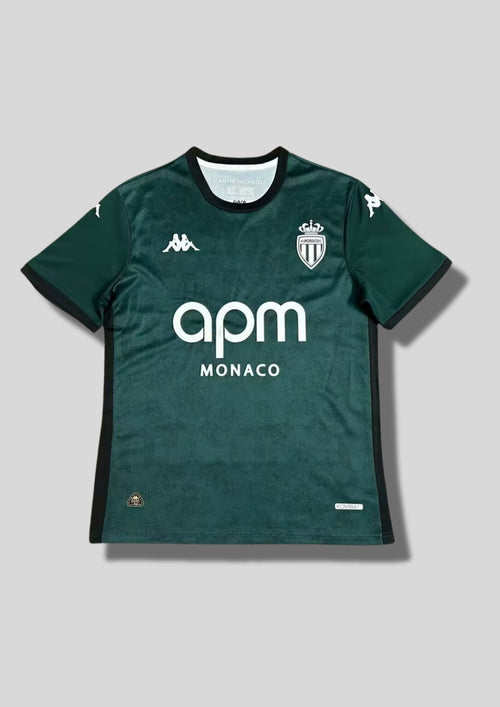 AS Monaco extérieur 2024-2025 (Vert) : maillot Kappa d'un vert profond avec des motifs baroques ton sur ton, logos et sponsor apm MONACO en blanc, et bandes latérales noires. GoalKits