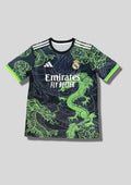 Real Madrid : Maillot d'entraînement / Édition Spéciale – Noir avec Dragons Vert Fluo et motifs de nuages traditionnels Emirates Fly Better. GoalKits
