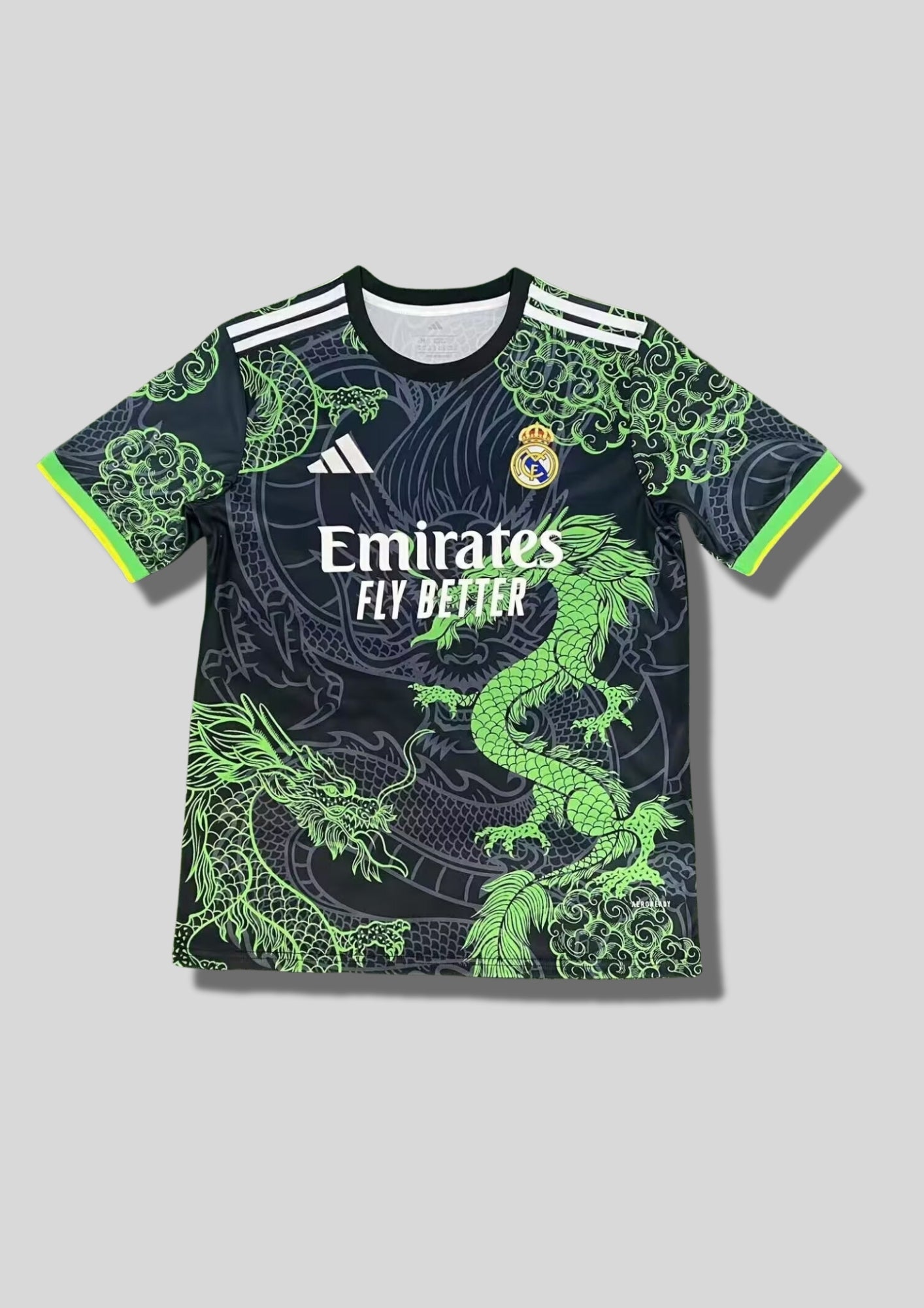 Real Madrid : Maillot d'entraînement / Édition Spéciale – Noir avec Dragons Vert Fluo et motifs de nuages traditionnels Emirates Fly Better. GoalKits