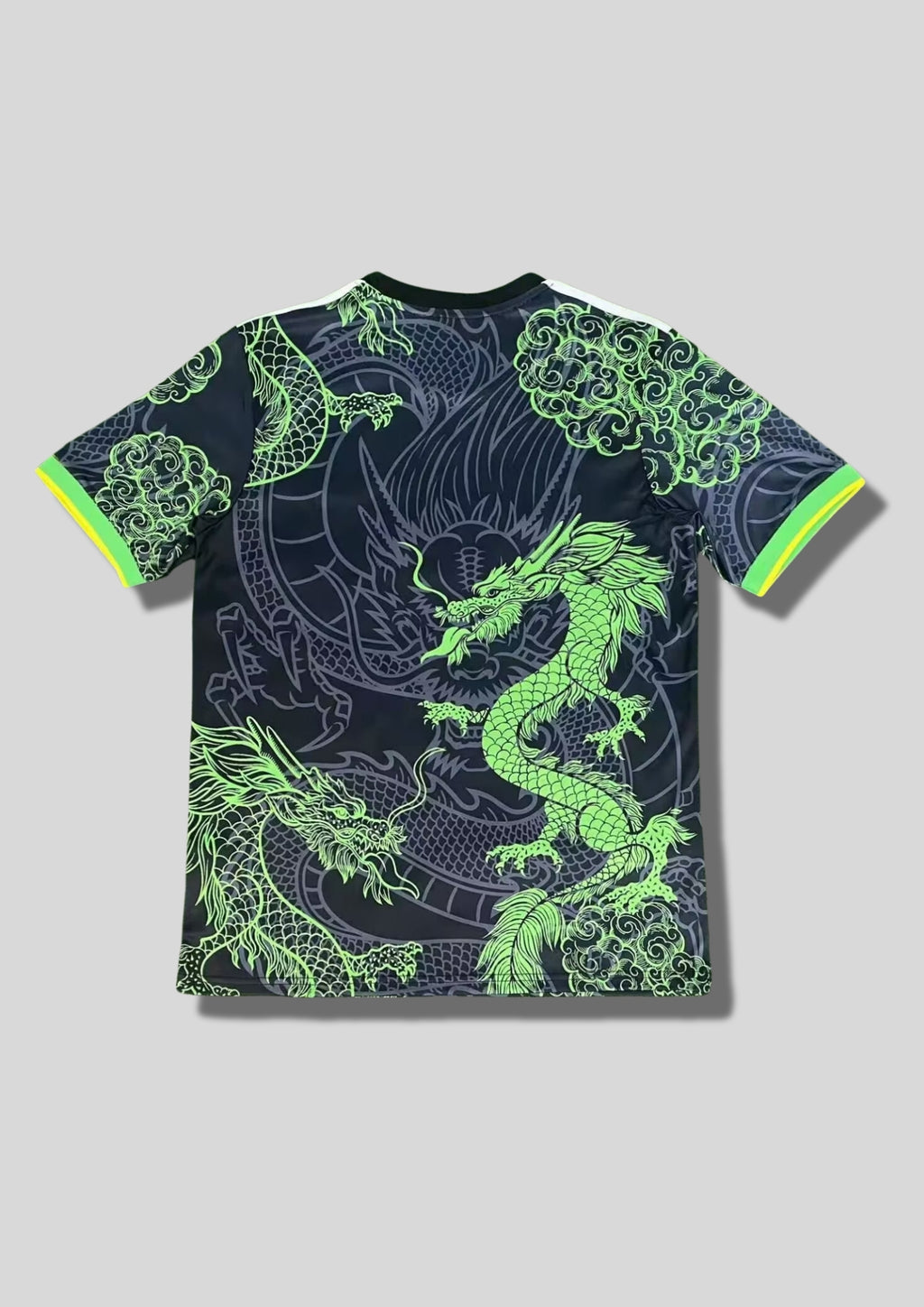 Real Madrid : Maillot d'entraînement / Édition Spéciale – Noir avec Dragons Vert Fluo et motifs de nuages traditionnels Emirates Fly Better. GoalKits