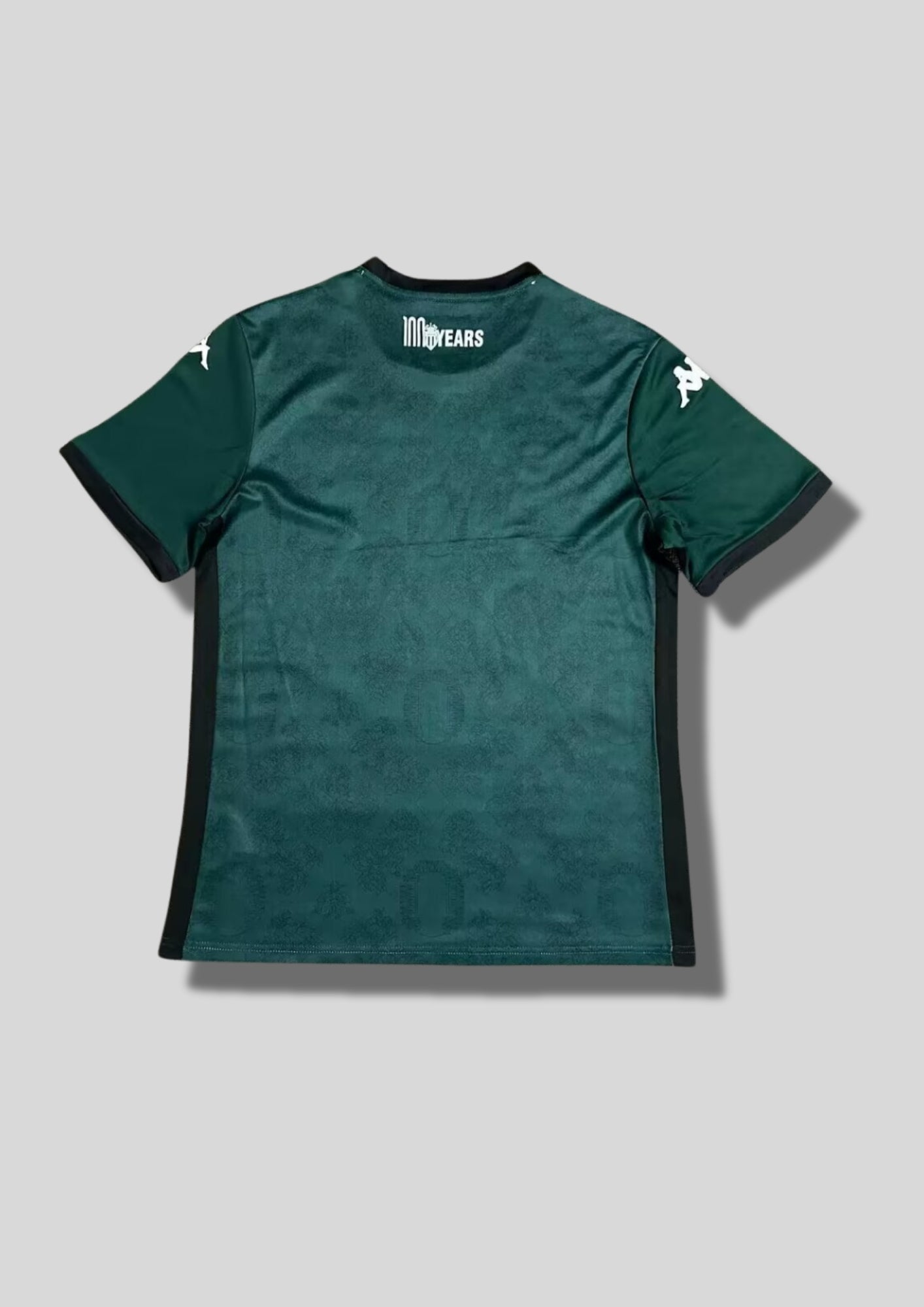 AS Monaco extérieur 2024-2025 (Vert) : maillot Kappa d'un vert profond avec des motifs baroques ton sur ton, logos et sponsor apm MONACO en blanc, et bandes latérales noires. GoalKits