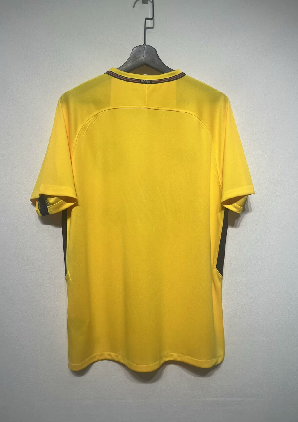 Paris Saint-Germain jaune extérieur 2017-2018 : maillot intégralement jaune "brésilien" avec col en V souligné d'un liseré bleu marine, rouge et blanc, sponsor Fly Emirates noir. GoalKits
