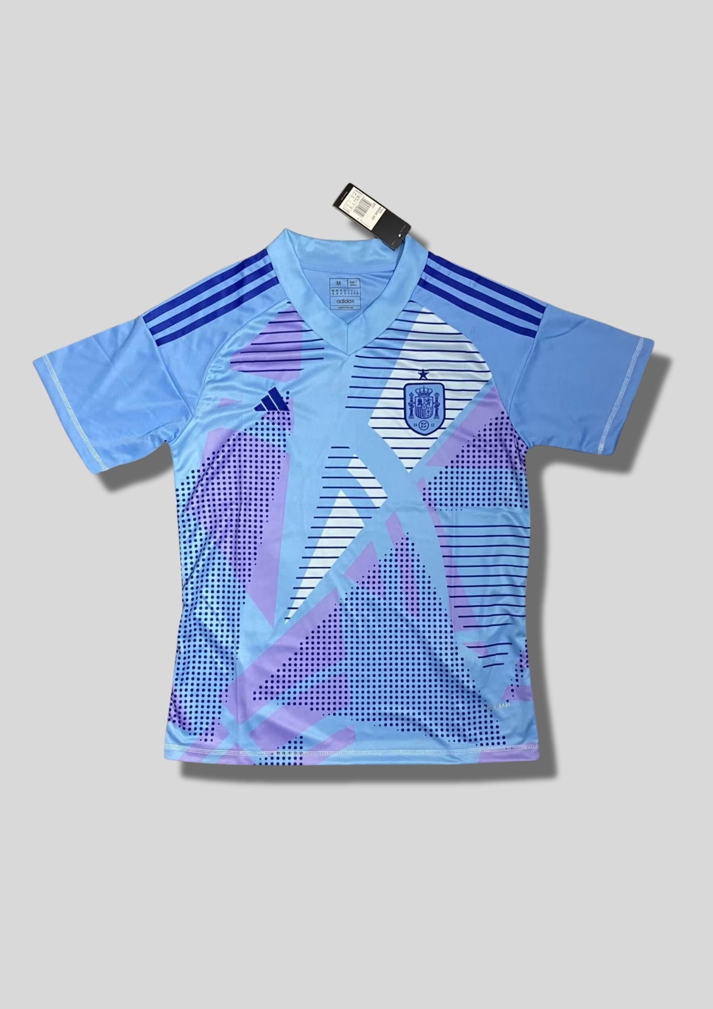 Espagne 2024 (Pre-Match / Training) Bleu ciel, motifs géométriques violets et blancs à pois, bandes marine sur les épaules. GoalKits