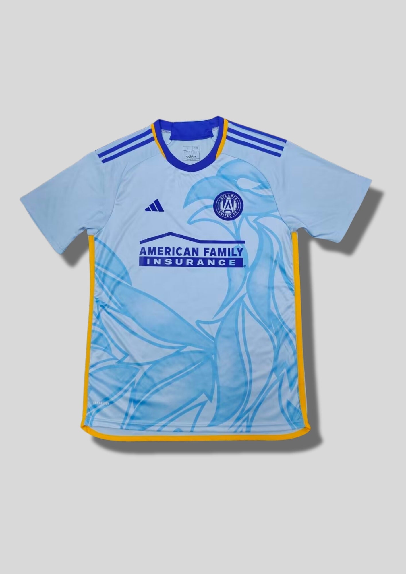 Atlanta United Away 24/25 : Bleu ciel avec un large motif de phénix stylisé en bleu plus soutenu sur le devant et des détails jaunes sur les flancs. GoalKits