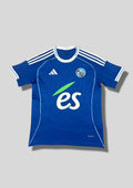 RC Strasbourg domicile 2024-2025 : maillot bleu royal Adidas avec des motifs baroques ton sur ton inspirés de la cathédrale de Strasbourg, col rond blanc et sponsor es. GoalKits