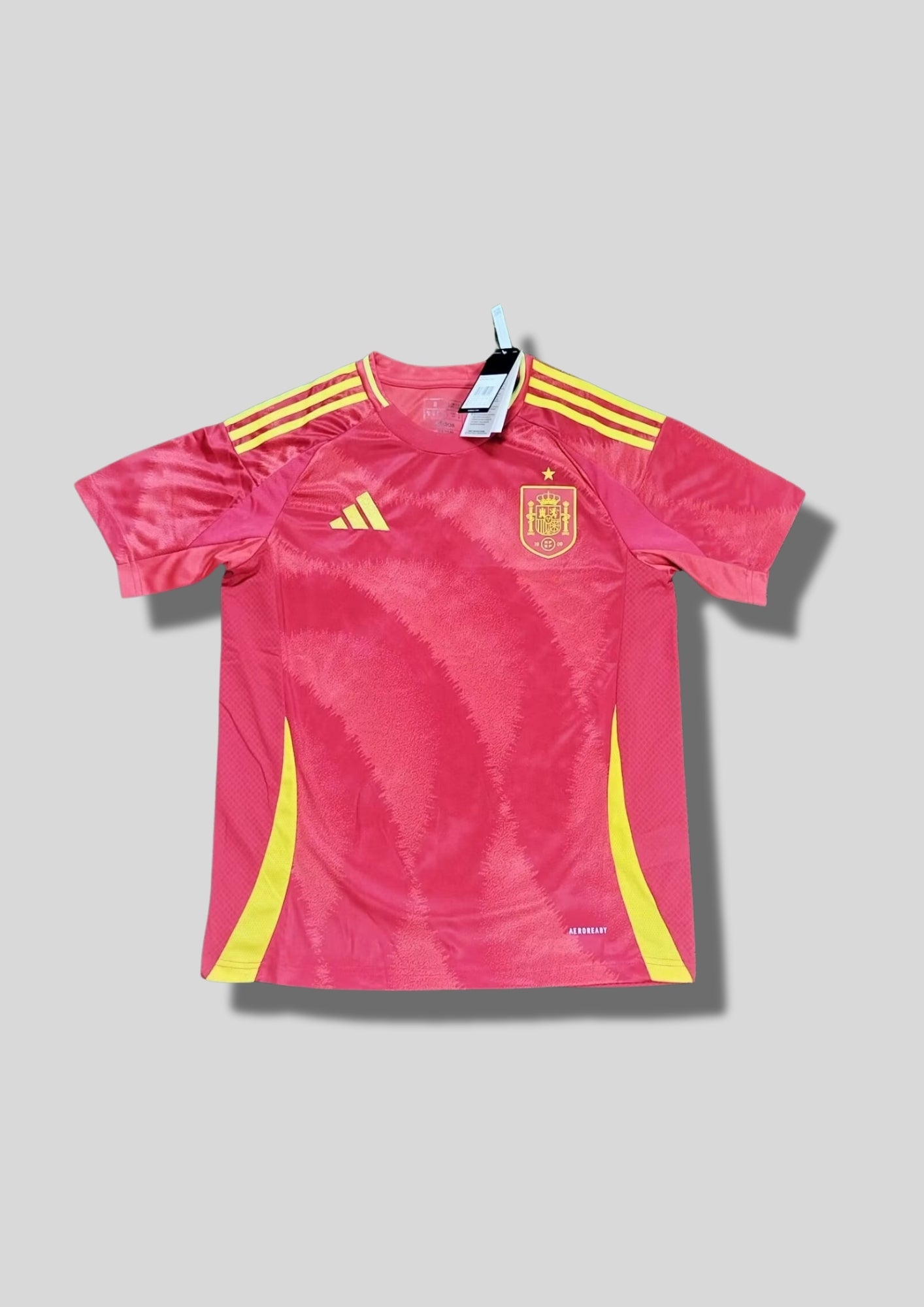 Espagne Euro 2024 (Domicile) Rouge, motifs de vagues ton sur ton, détails et bandes jaune citron sur les flancs. GoalKits