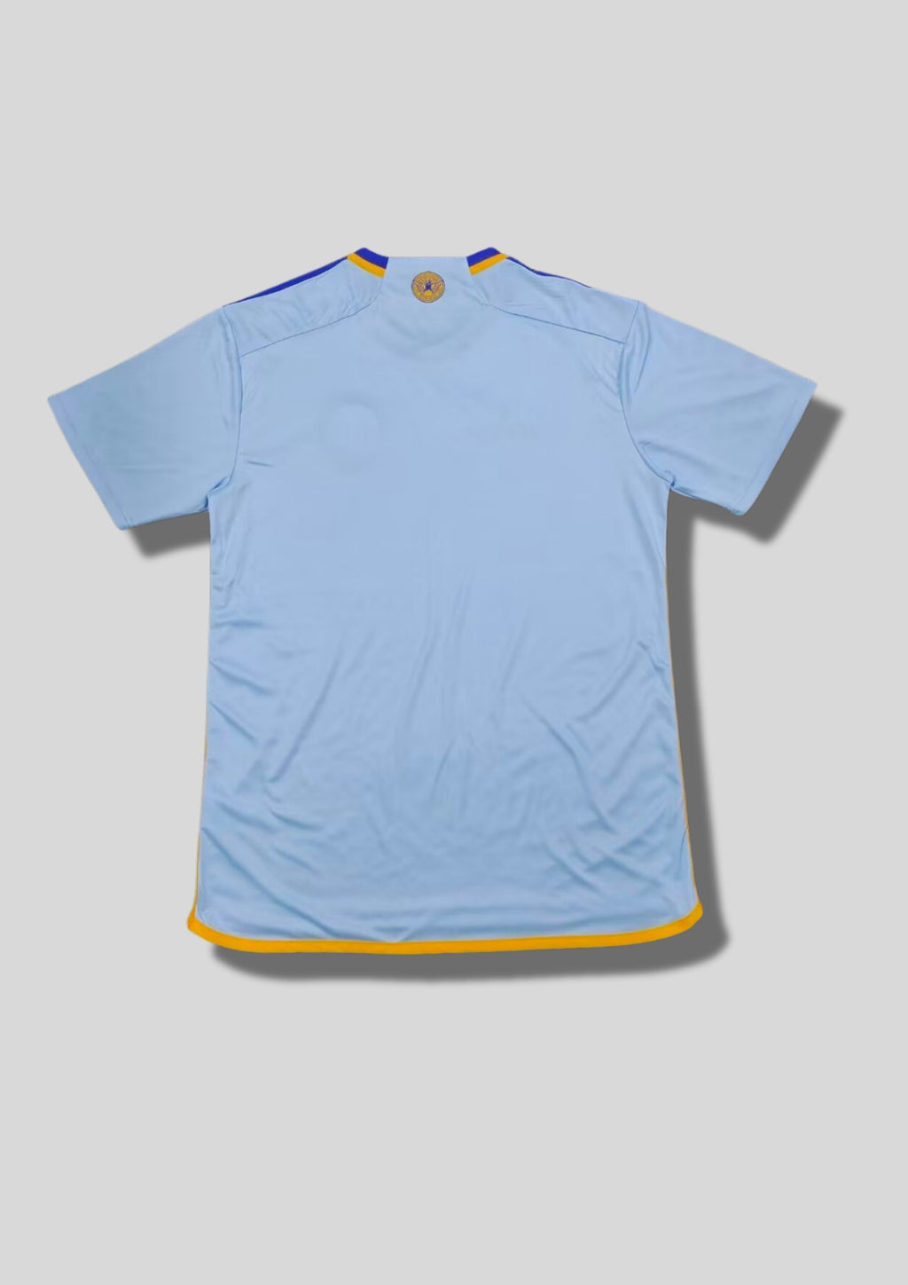 Atlanta United Away 24/25 : Bleu ciel avec un large motif de phénix stylisé en bleu plus soutenu sur le devant et des détails jaunes sur les flancs. GoalKits