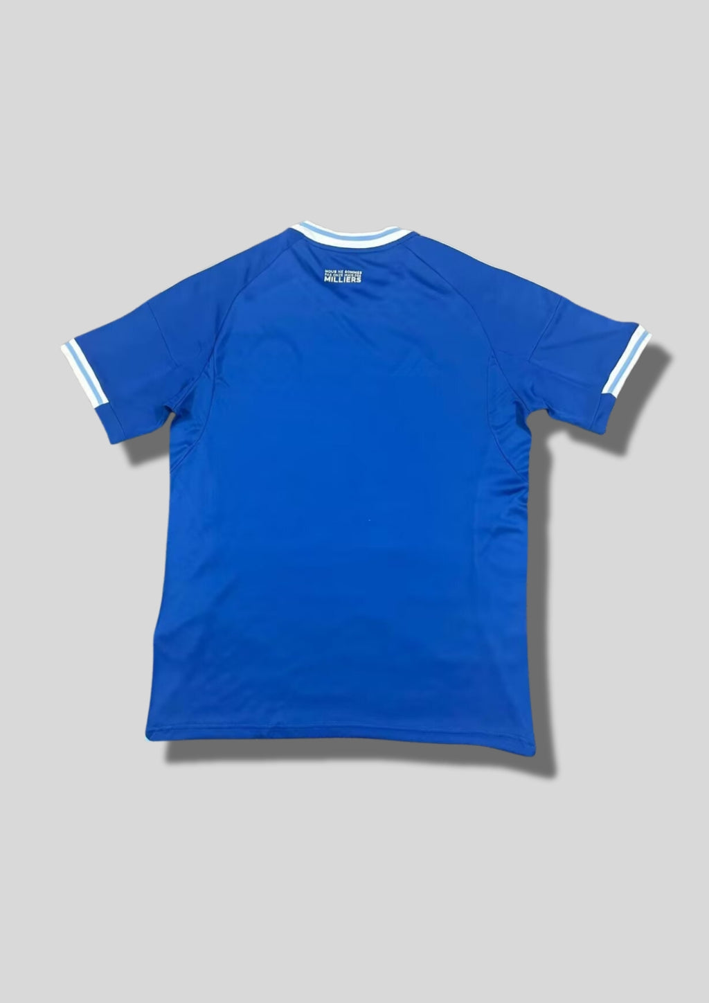 RC Strasbourg domicile 2024-2025 : maillot bleu royal Adidas avec des motifs baroques ton sur ton inspirés de la cathédrale de Strasbourg, col rond blanc et sponsor es. GoalKits