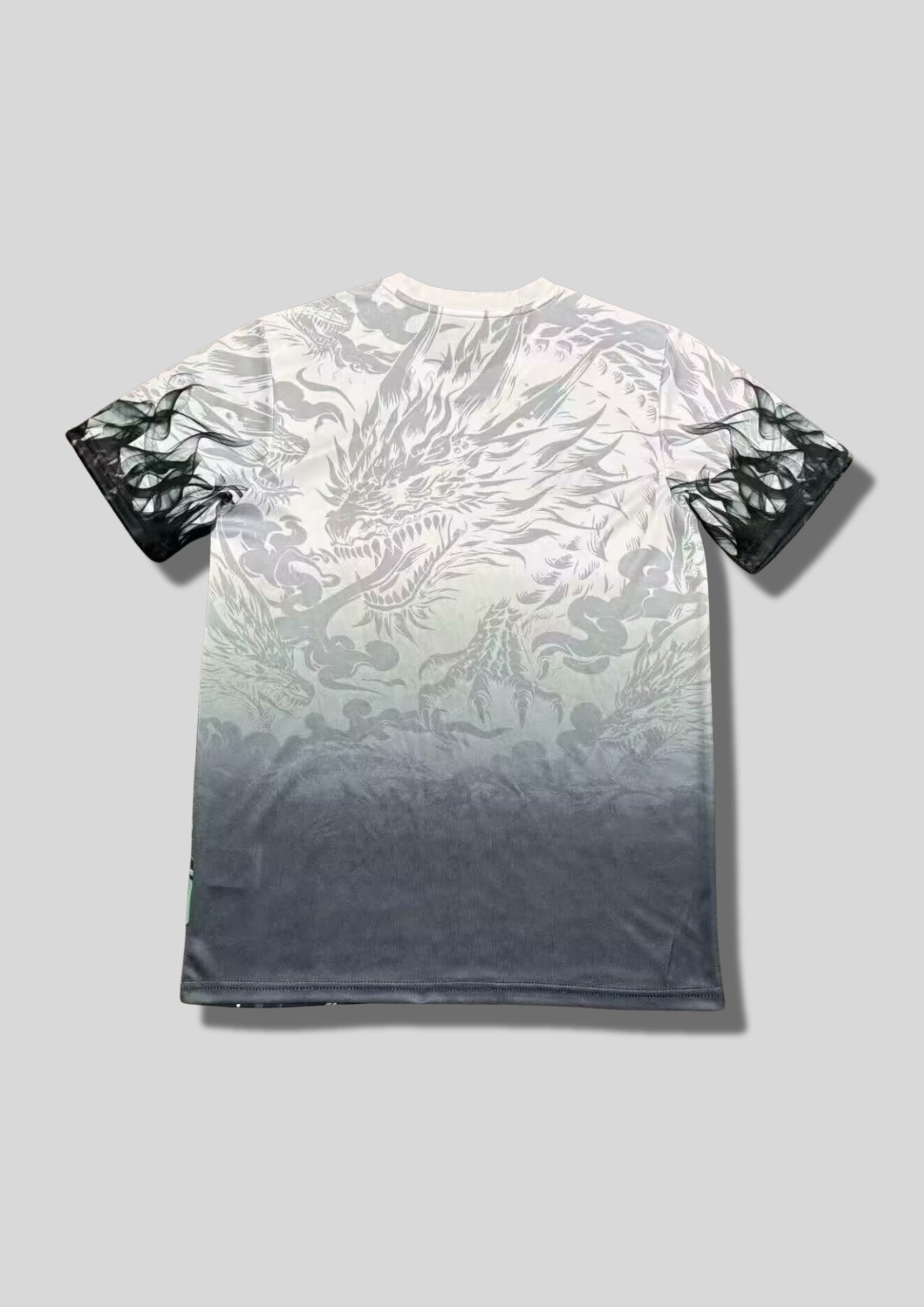 eal Madrid : Maillot d'entraînement / Édition Spéciale – Blanc et gris avec Dragon noir crachant des flammes turquoise. GoalKits