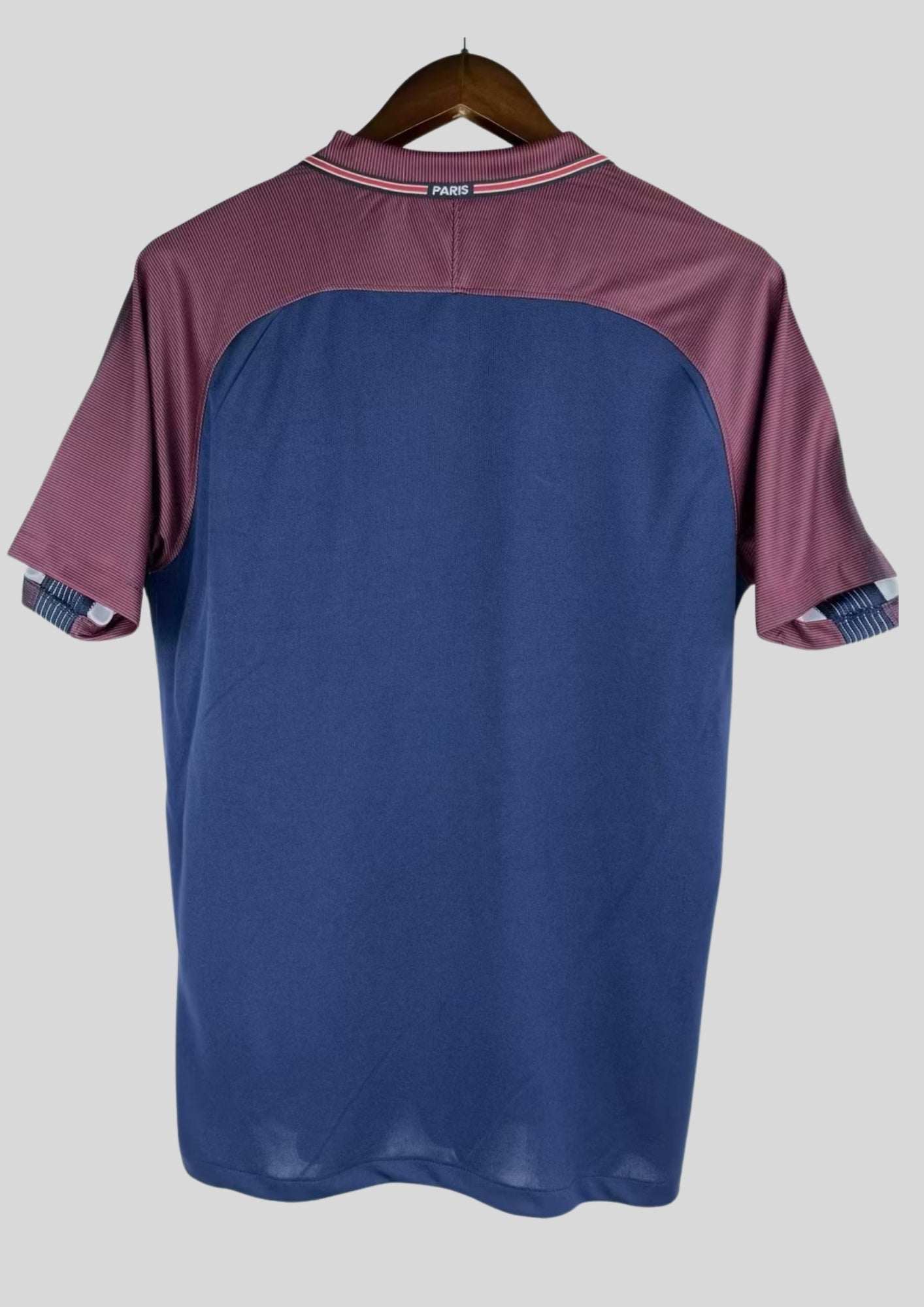 Paris Saint-Germain (France) Maillot Domicile (Style Hechter revisité) : Un design bleu marine profond avec une fine ligne verticale rouge en dents de scie au centre. GoalKits