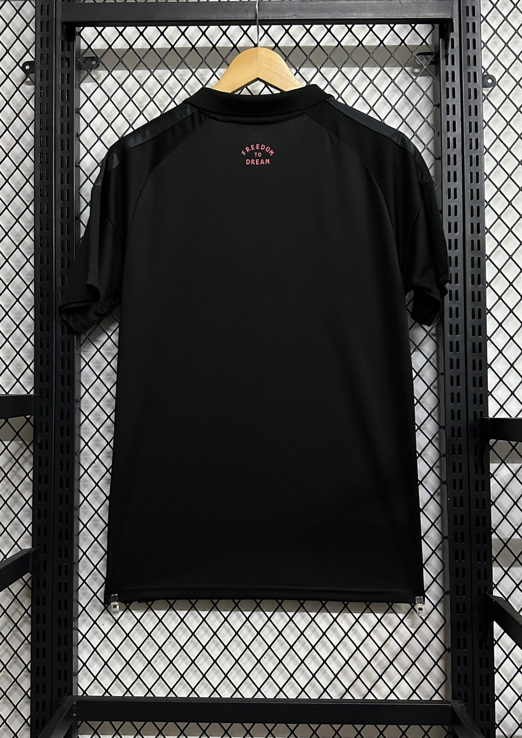Inter Miami CF : Maillot Away 24/25 – Noir avec détails Rose (logos et sponsor) et col polo GoalKits