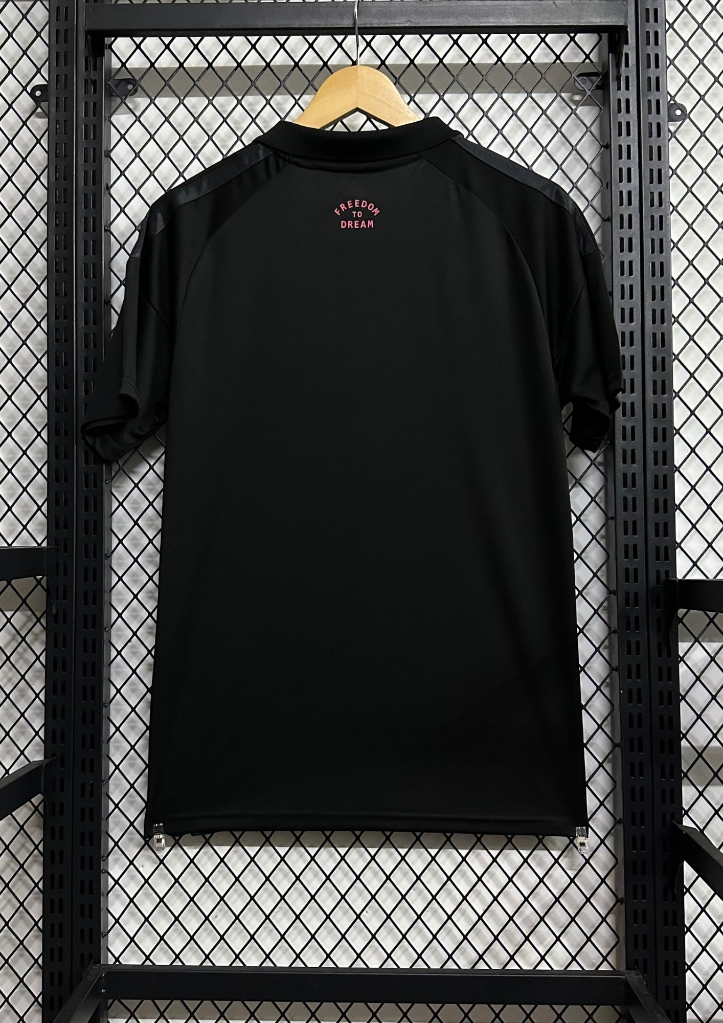 Inter Miami CF : Maillot Away 24/25 – Noir avec détails Rose (logos et sponsor) et col polo GoalKits