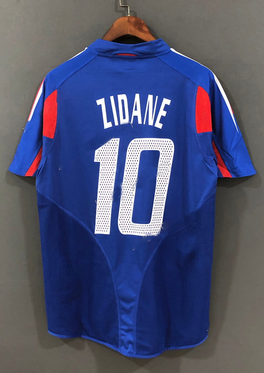 France Domicile 2006 (Vierge) : Bleu, bande rouge dégradée, technologie Teamgeist. GoalKits
