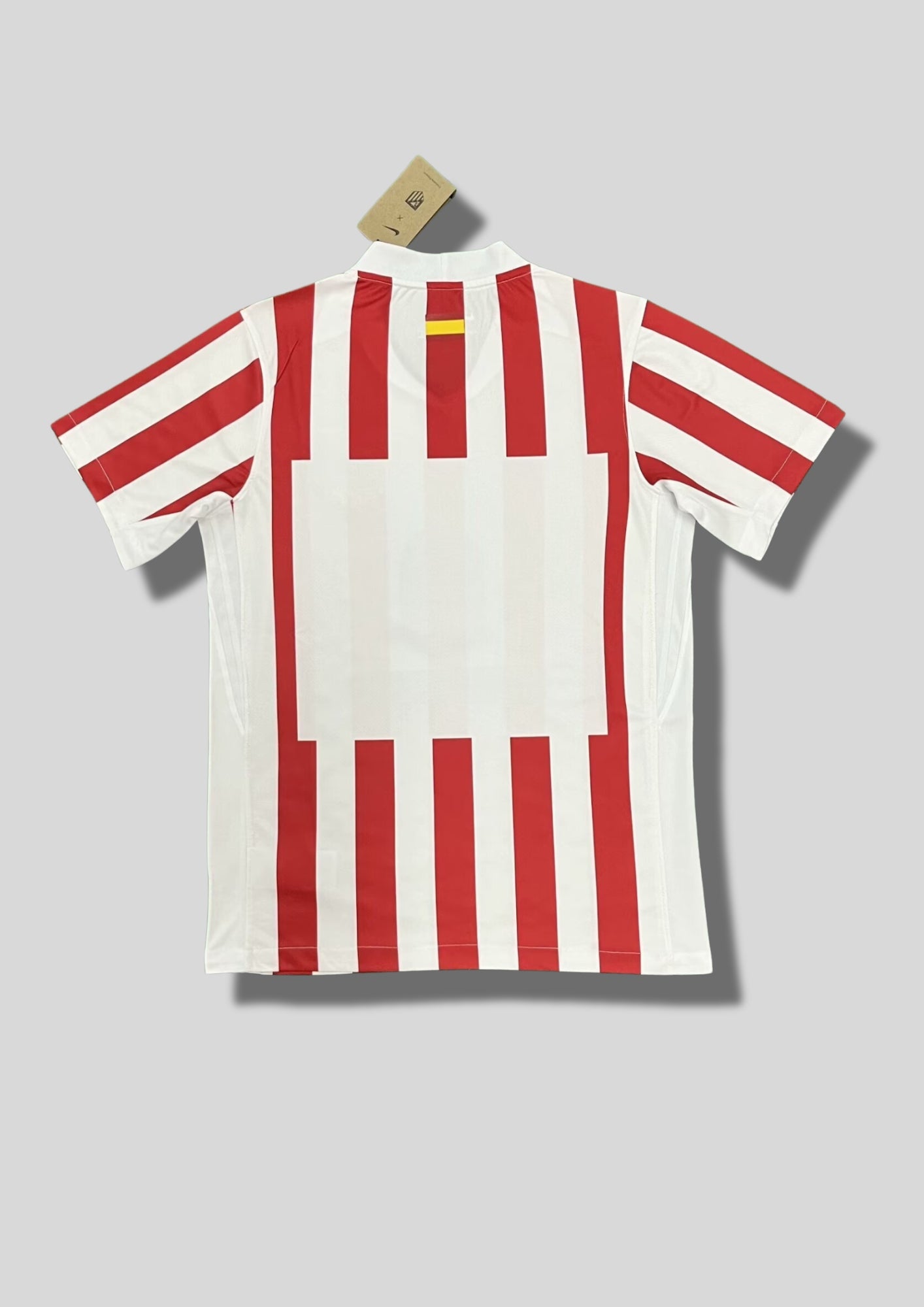 Atlético de Madrid Domicile (2024/25) : Le design classique à rayures verticales rouges et blanches. GoalKits