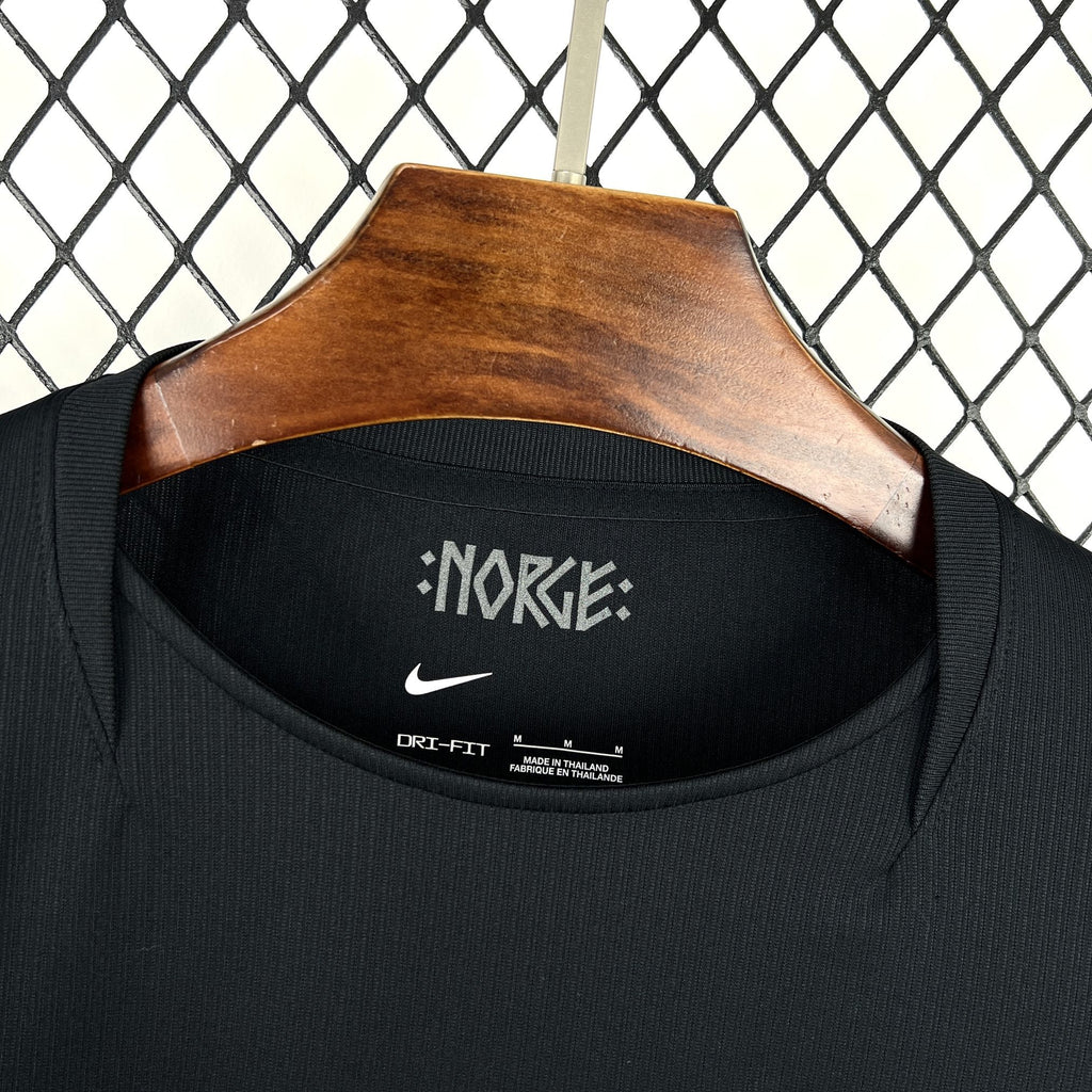 Norvège (Édition Coupe du Monde) Modèle entièrement noir, logos Nike et écusson de la Norvège en monochrome brillant. GoalKits