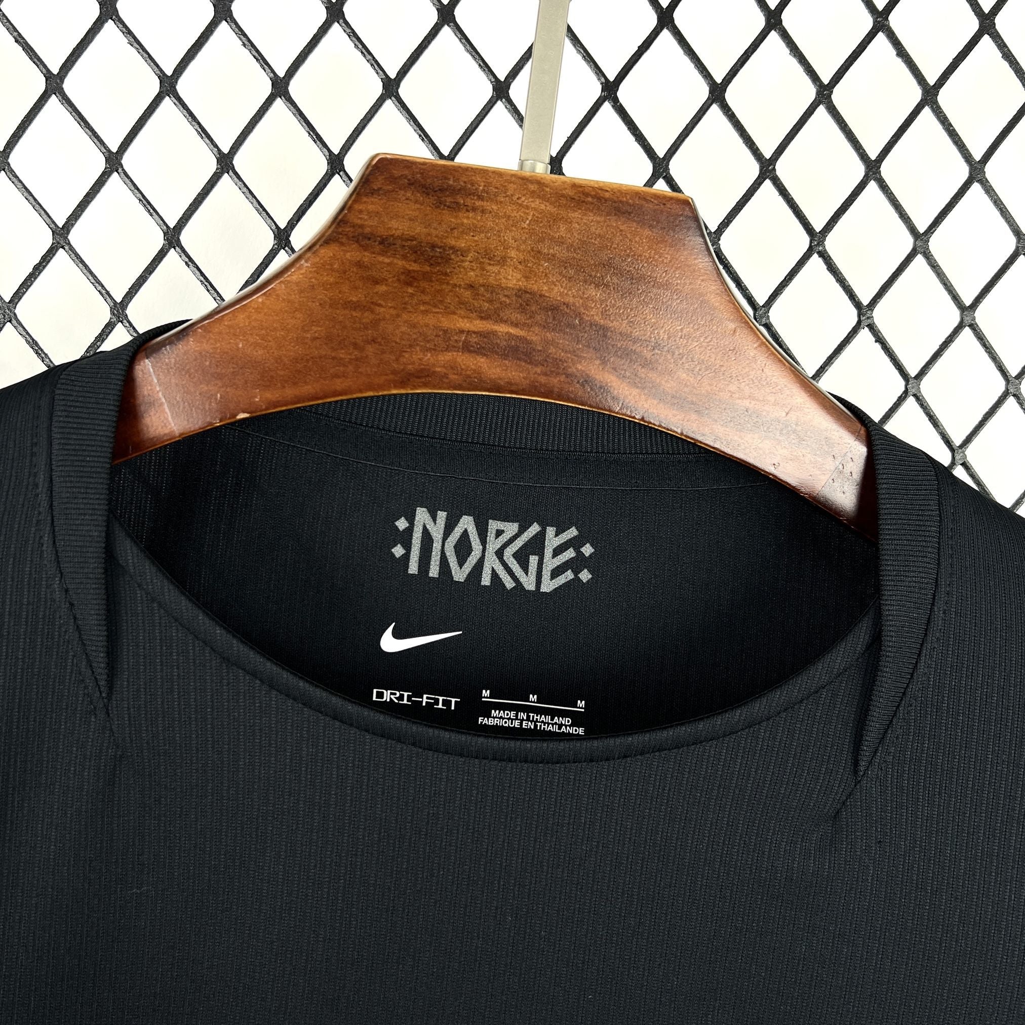 Norvège (Édition Coupe du Monde) Modèle entièrement noir, logos Nike et écusson de la Norvège en monochrome brillant. GoalKits