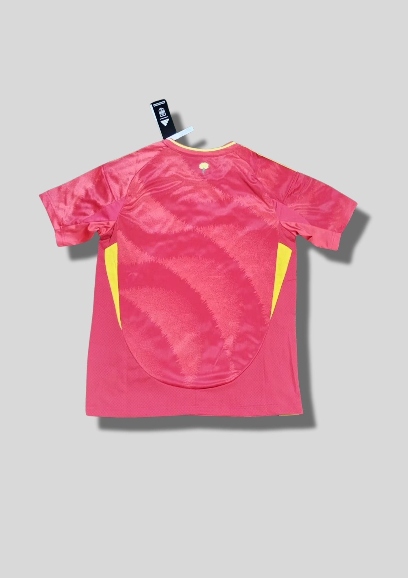 Espagne Euro 2024 (Domicile) Rouge, motifs de vagues ton sur ton, détails et bandes jaune citron sur les flancs. GoalKits