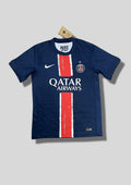 Paris Saint-Germain domicile "Hechter" pinceau : maillot bleu marine avec une bande centrale rouge bordée de blanc façon "coups de pinceau", logo Nike blanc et sponsor Qatar Airways. GoalKits